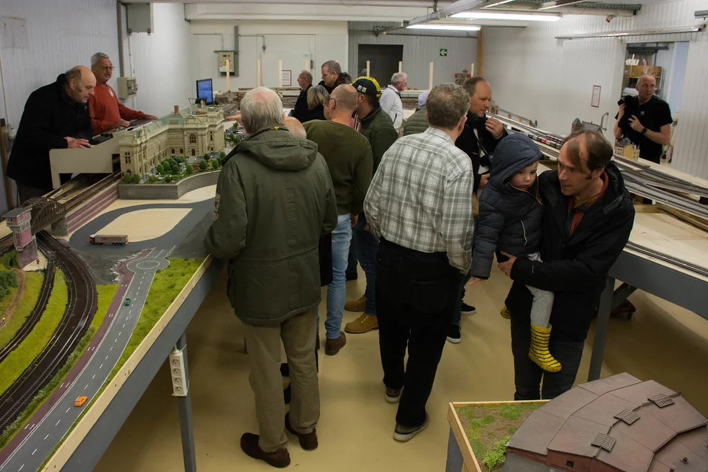 Bezoekers bij de modelspoor tentoonstelling