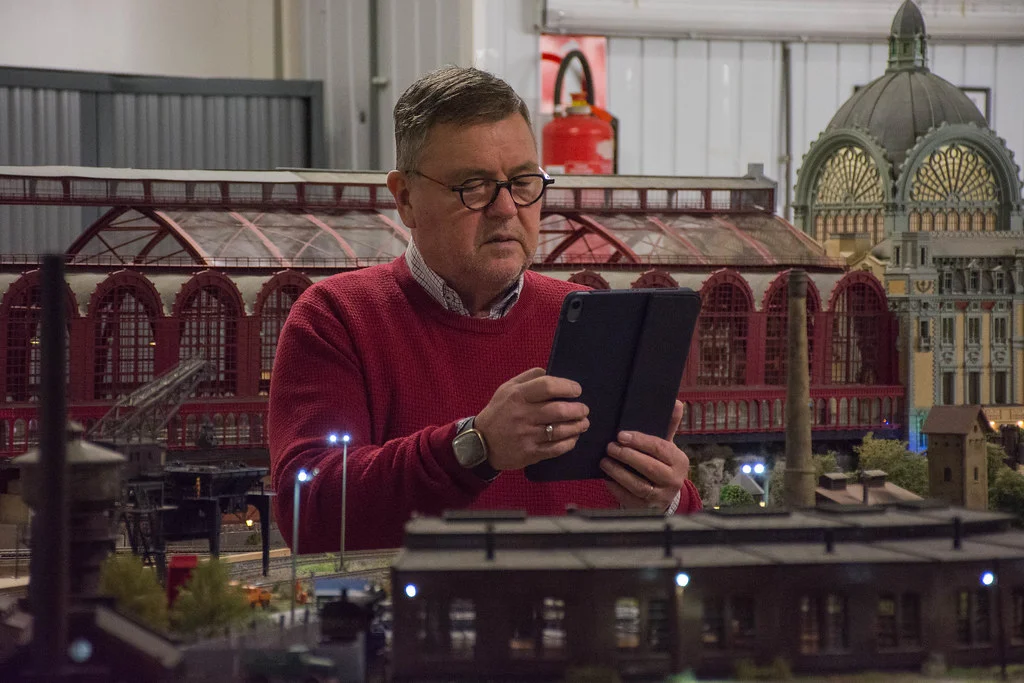 Lid van de treinclub aan het werk