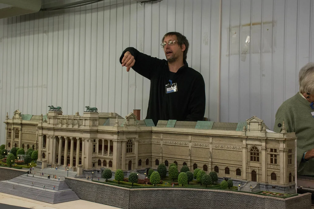 Miniatuur gebouw op de modelspoorbaan